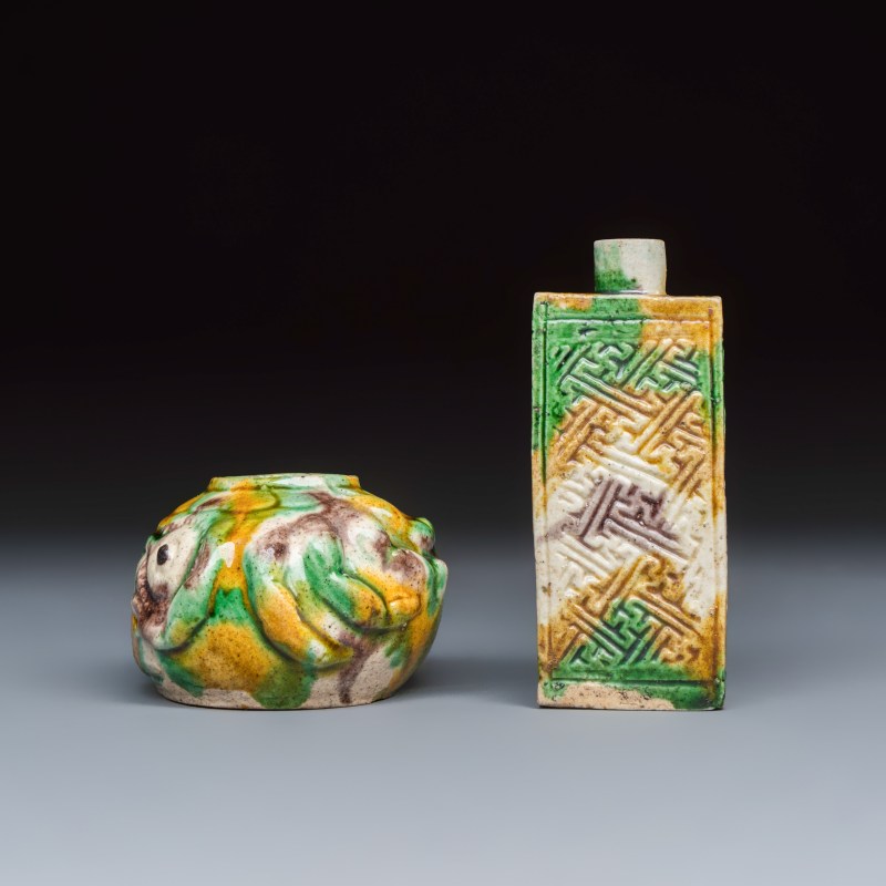 A Chinese famille verte sancai biscuit 'Crab' water pot and a 'Swastika' square bottle on a later wooden stand - 图3