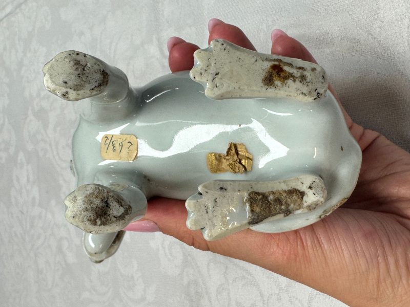 A pair of Chinese export white-glazed and biscuit models of hounds with pups - 图14