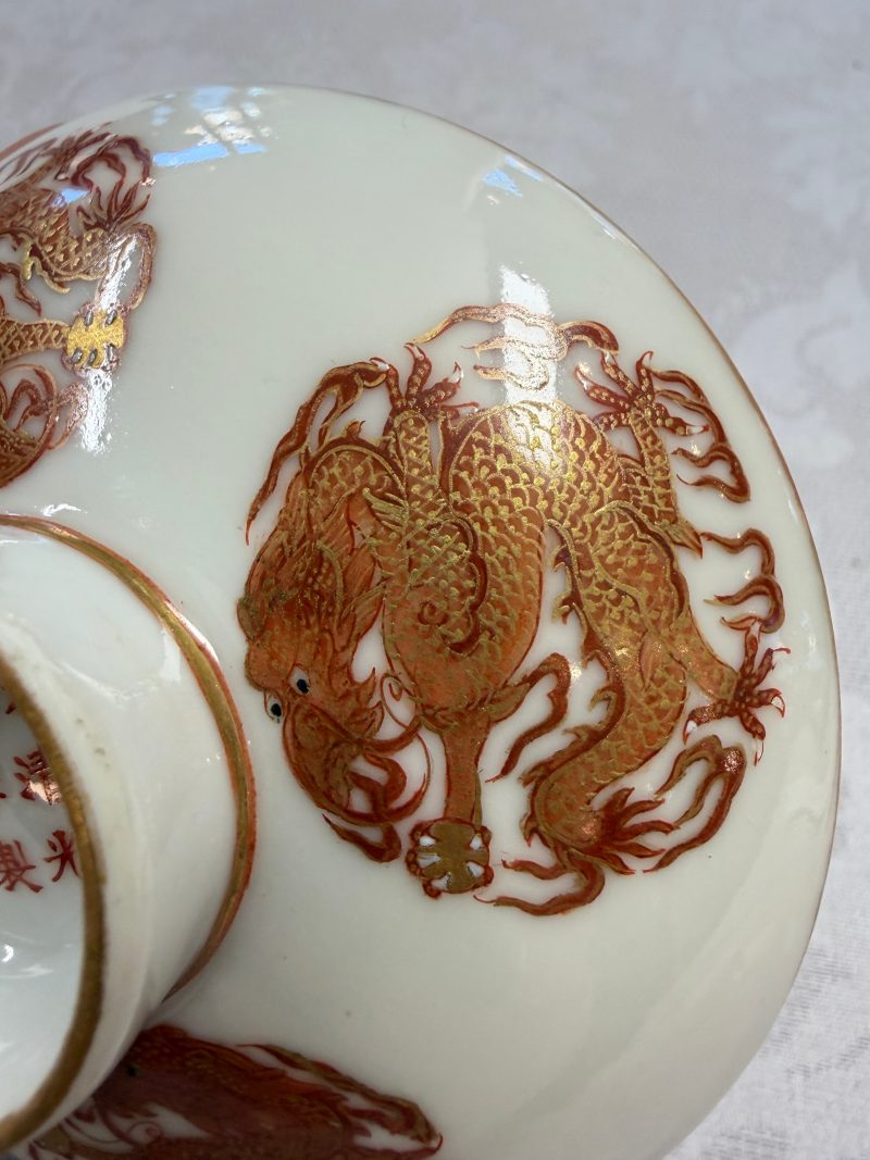A fine Chinese iron-red and gilt-decorated 'Dragon' covered tea bowl with stand - 图19