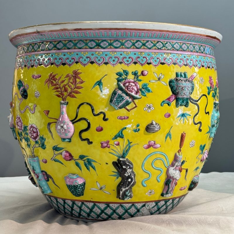 A pair of Chinese famille rose yellow-ground 'Antiquities' fish bowls with applied relief design - 图14