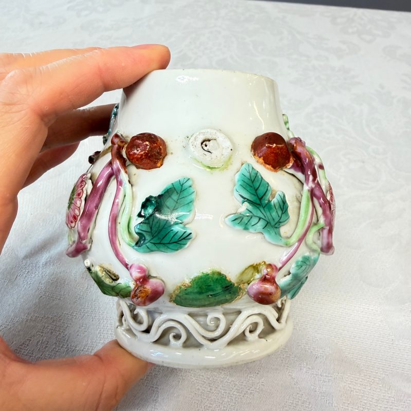 11 Chinese famille rose wares, one with gilt-bronze mounts - 图41