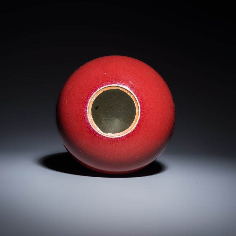 Three Chinese monochrome wares, one with a wooden stand - 图6