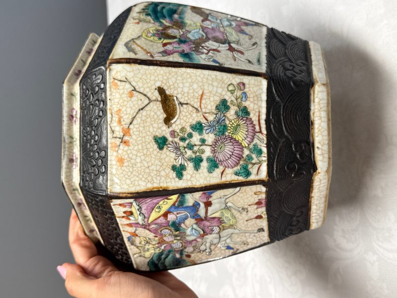 A Chinese Nanking blue and white vase and a famille rose jardinière - 图15