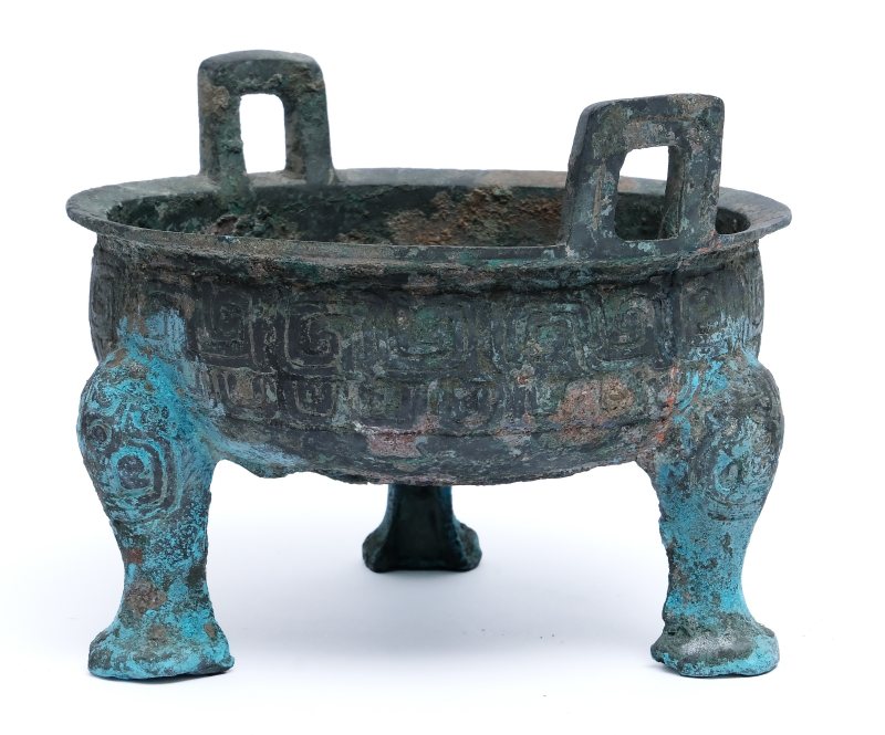 An archaic inscribed bronze footed ritual tripod cauldron, Ding - 图4