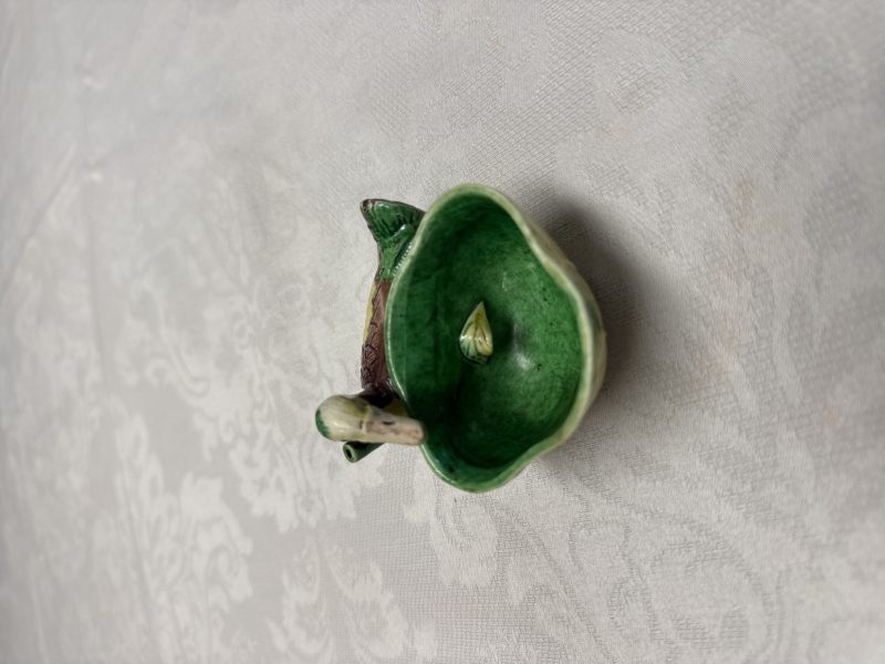 A pair of Chinese famille verte sancai biscuit duck-and-lotus-form water droppers on later wooden stands - 图20