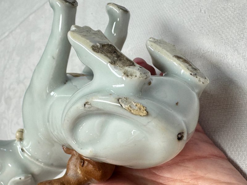 A pair of Chinese export white-glazed and biscuit models of hounds with pups - 图17