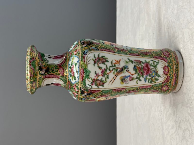 Four Chinese Canton famille rose vases and a covered bowl with figural design - 图40
