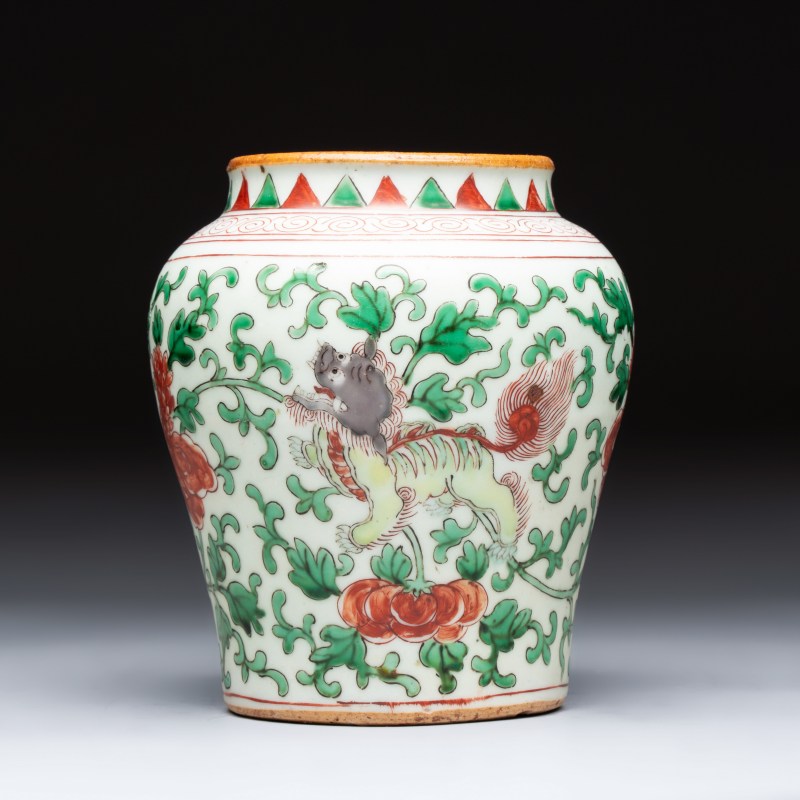 A small Chinese wucai 'Buddhist Lions and Peony Scrolls' jar - 图2