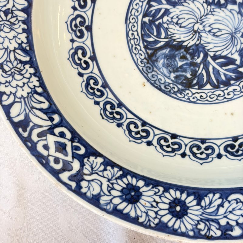 A Chinese blue and white dish with floral design - 图5