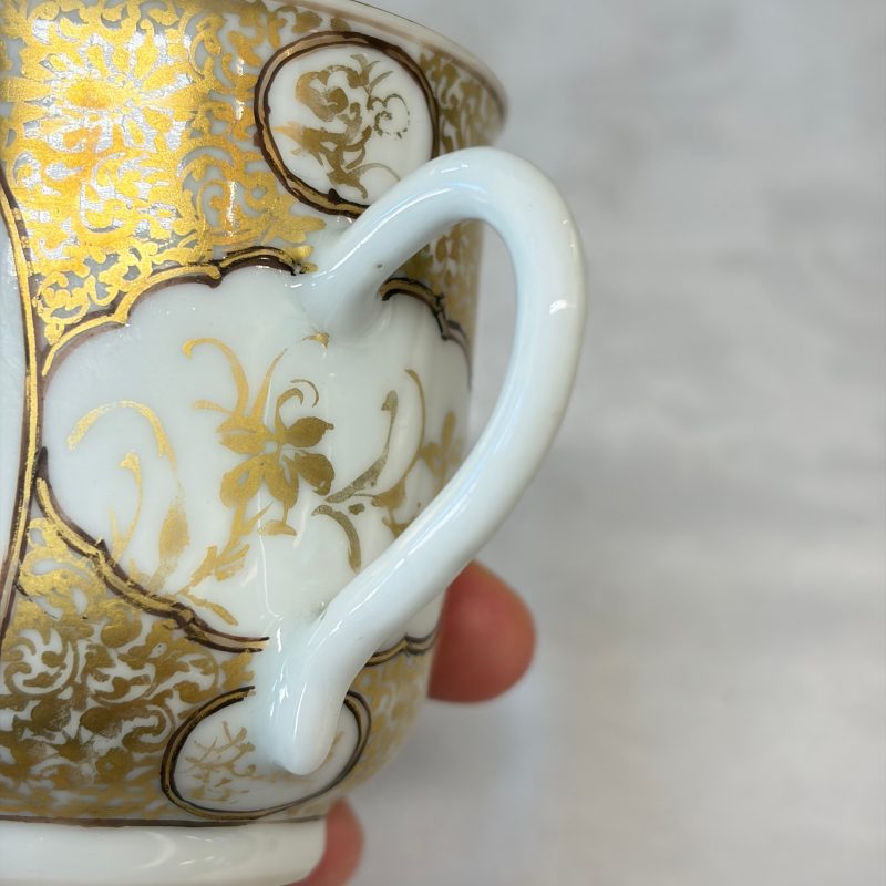 A Chinese famille rose gilt-decorated cup and saucer with figural design - 图25