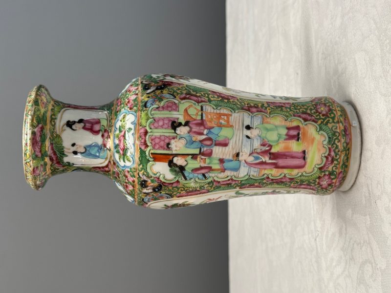Four Chinese Canton famille rose vases and a covered bowl with figural design - 图41
