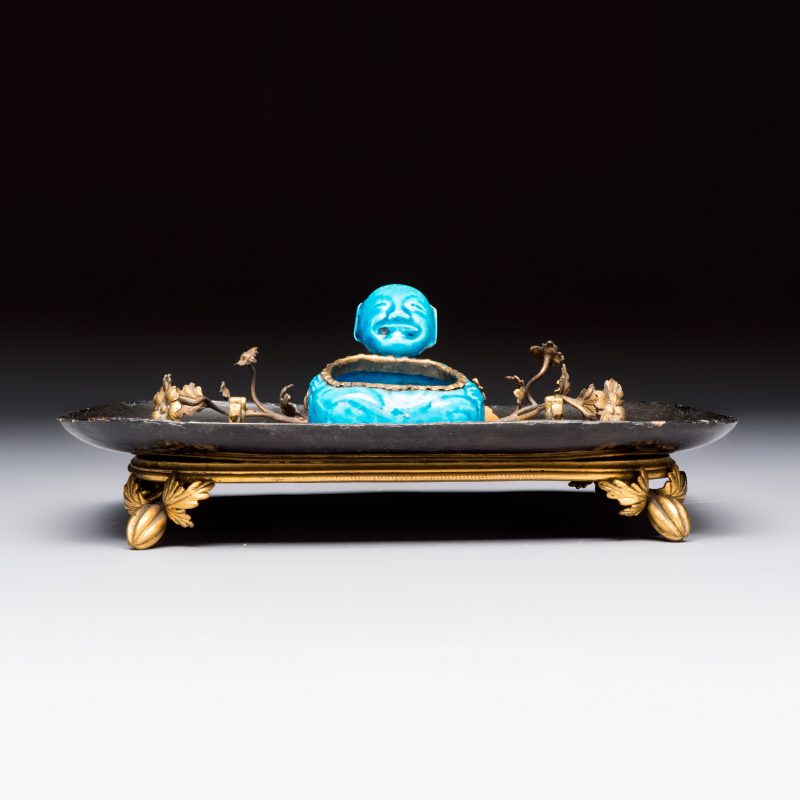 A French lacquered and gilt-bronze-mounted inkwell with a Chinese turquoise-glazed Buddha - 图2