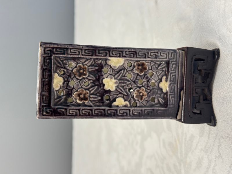 A pair of Chinese aubergine-glazed openworked square brush pots on later wooden stands - 图13