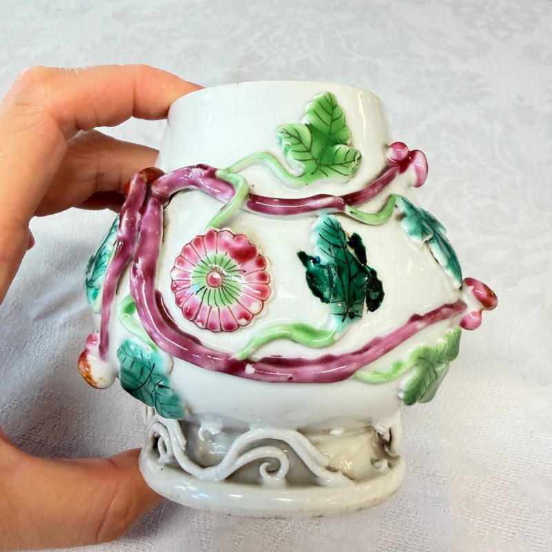 11 Chinese famille rose wares, one with gilt-bronze mounts - 图42