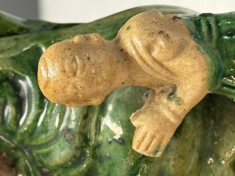 A Chinese sancai-glazed stoneware group of Guanyin and two attendants - 图14
