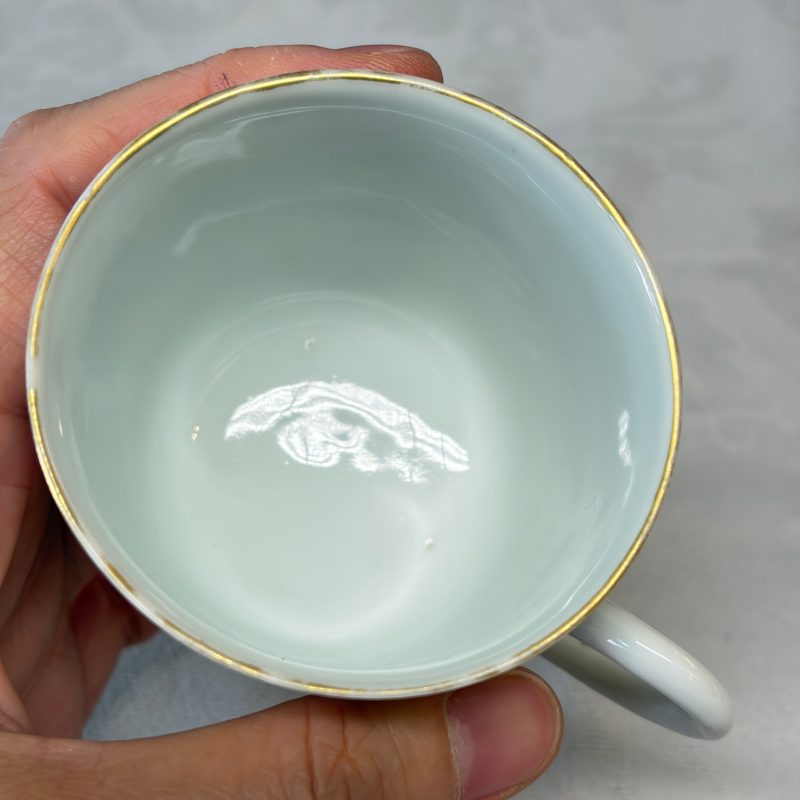 A Chinese famille rose gilt-decorated cup and saucer with figural design - 图24