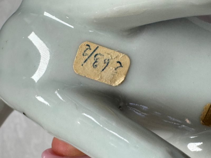 A pair of Chinese export white-glazed and biscuit models of hounds with pups - 图16