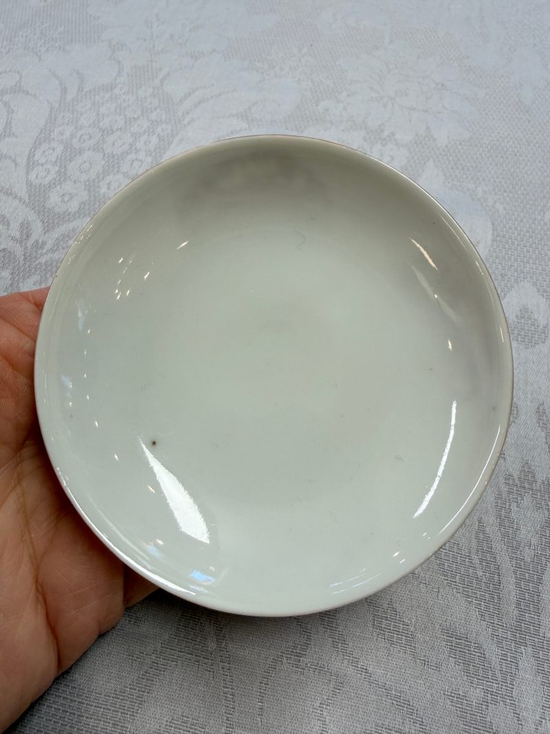 A fine Chinese iron-red and gilt-decorated 'Dragon' covered tea bowl with stand - 图20
