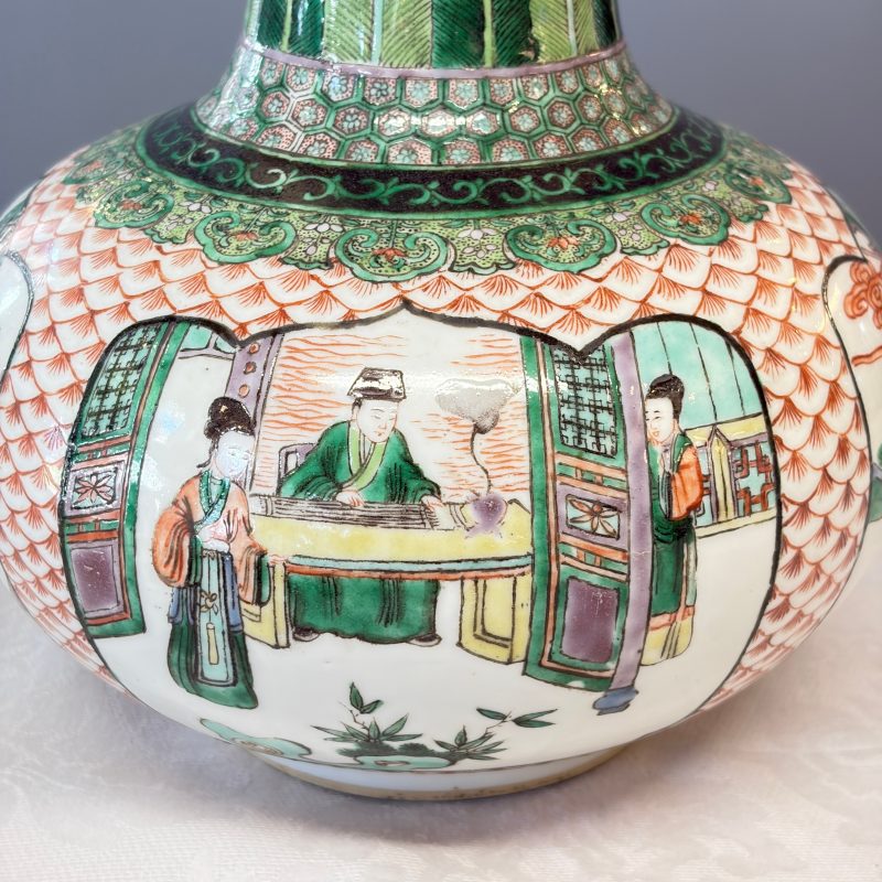 A pair of Chinese famille verte bottle vases with narrative design - 图13
