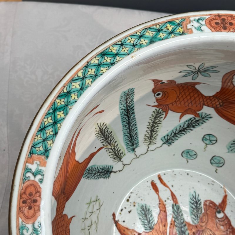A pair of Chinese famille rose yellow-ground 'Antiquities' fish bowls with applied relief design - 图17
