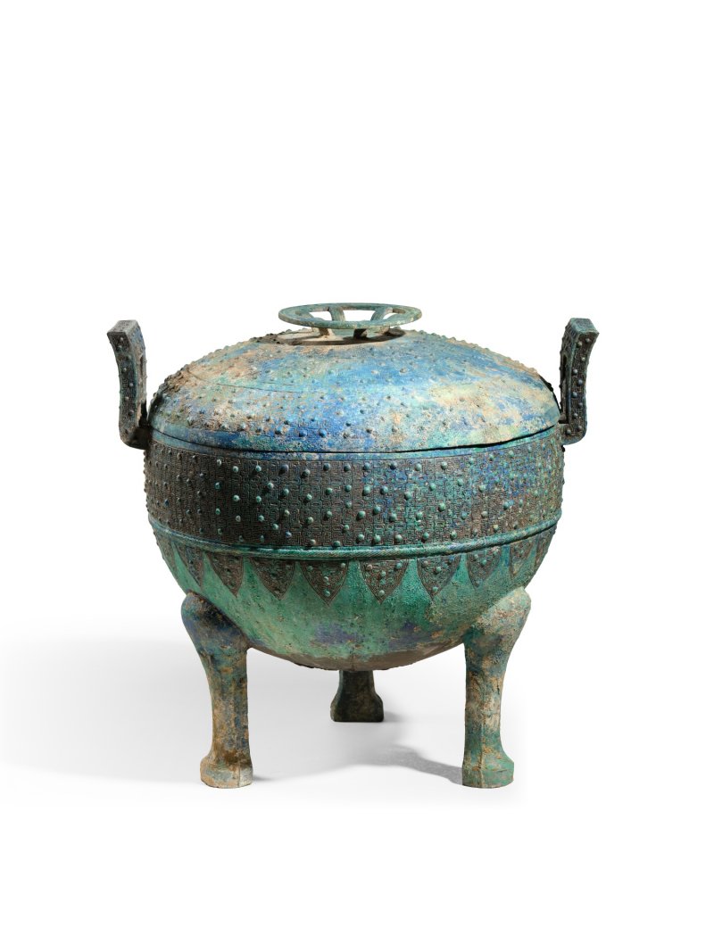 A large archaic ritual bronze tripod food vessel and cover, ding, Eastern Zhou dynasty, Spring and Autumn period | 東周春秋　青銅蟠虺紋三足蓋鼎 - 图2