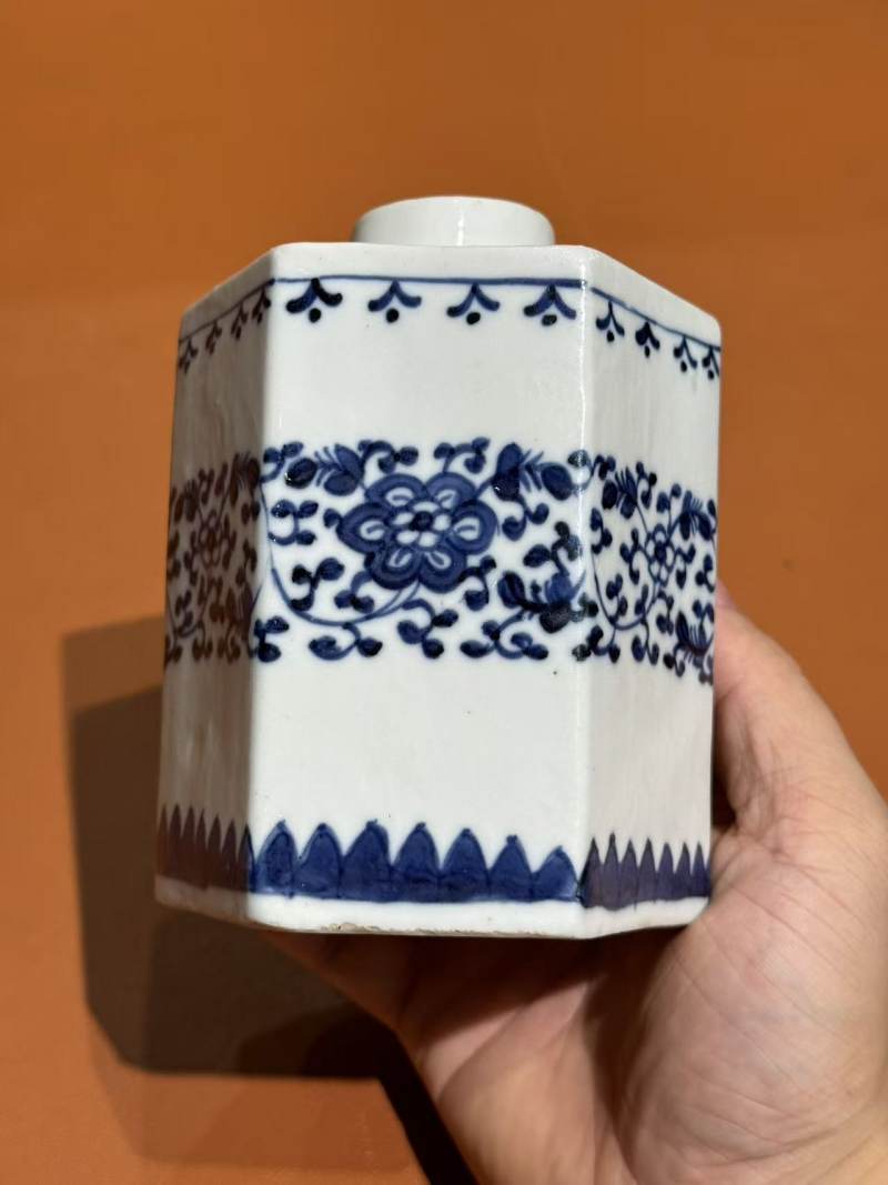 清乾隆 青花缠枝花卉纹六方茶叶罐 - 图7