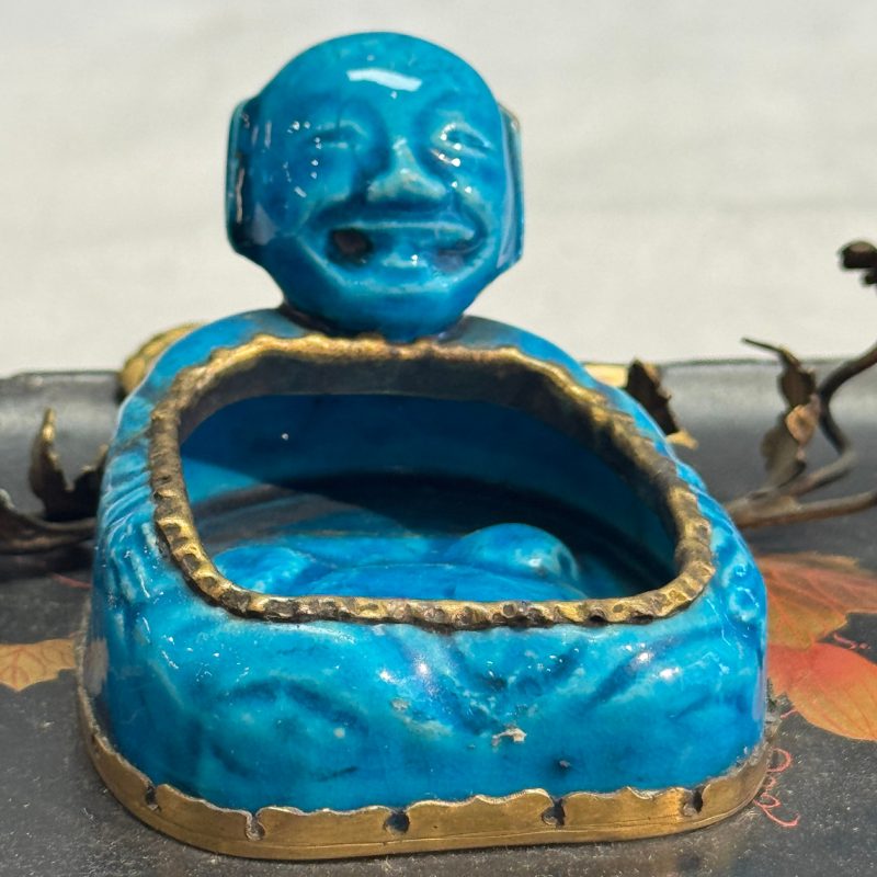 A French lacquered and gilt-bronze-mounted inkwell with a Chinese turquoise-glazed Buddha - 图16