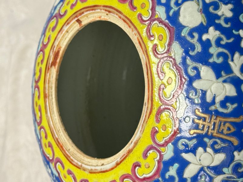 A pair of Chinese famille rose 'Birds among Flowering Branches' jars and covers - 图29
