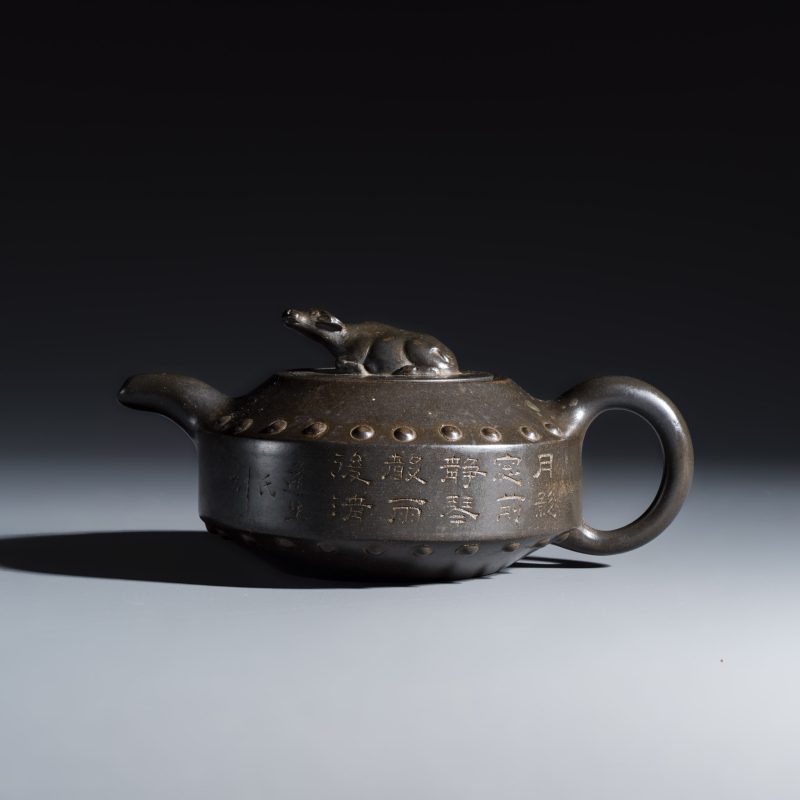 A Chinese inscribed Yixing stoneware teapot with a buffalo finial - 图2