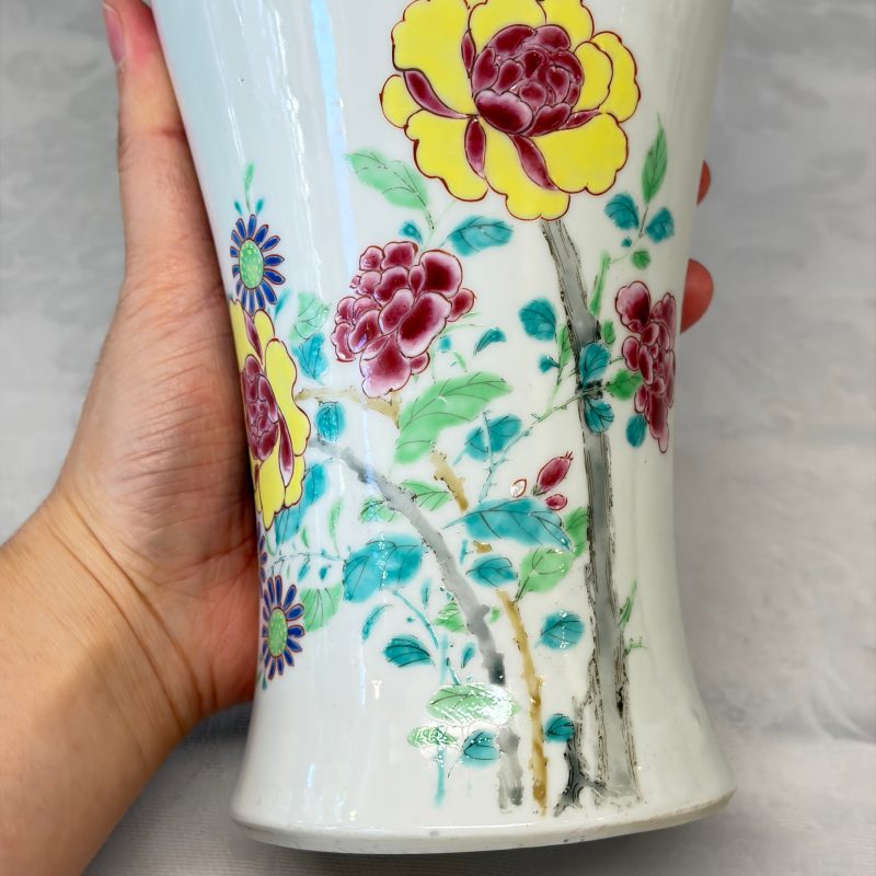 A Chinese famille rose four-piece garniture with floral design - 图17
