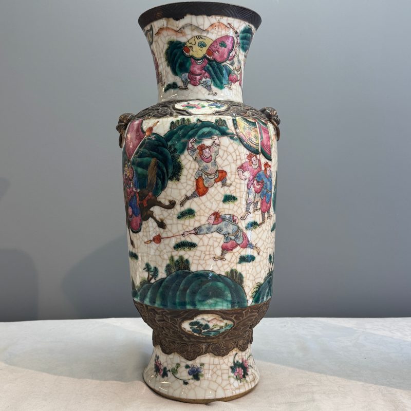 A pair of Chinese Nanking famille rose 'Warriors' vases - 图9