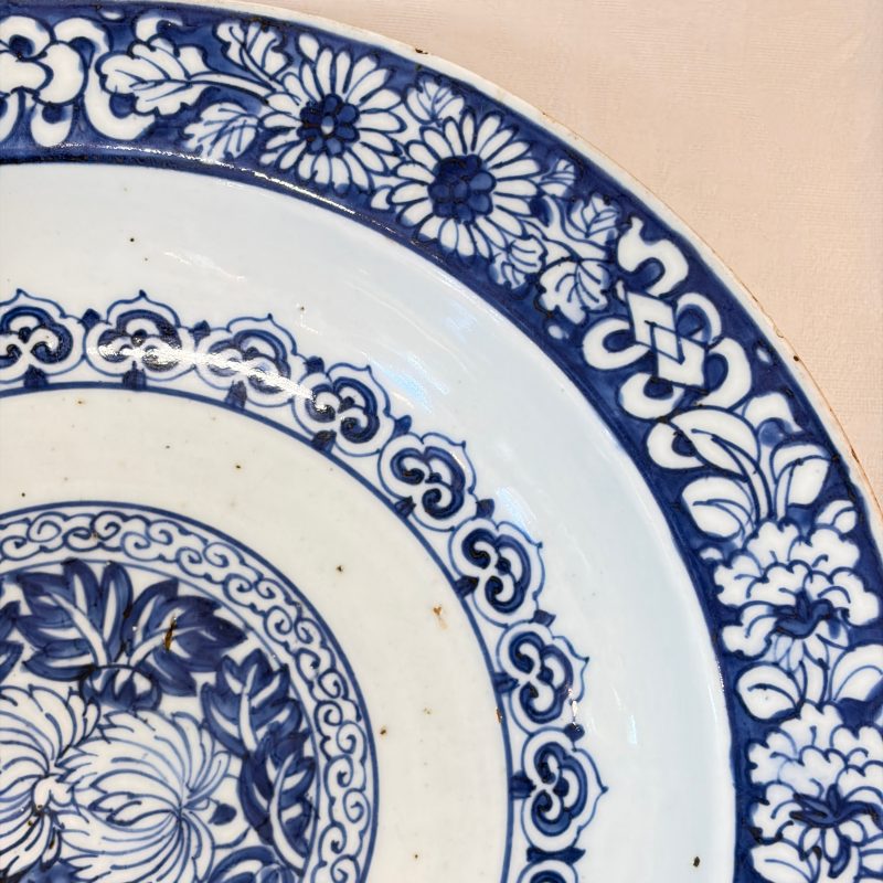 A Chinese blue and white dish with floral design - 图6