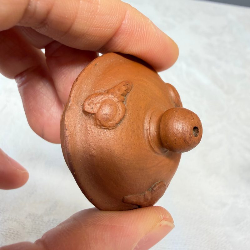 A Chinese Yixing stoneware teapot and cover with floral relief design - 图18