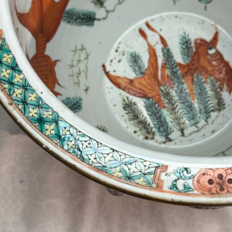A pair of Chinese famille rose yellow-ground 'Antiquities' fish bowls with applied relief design - 图16