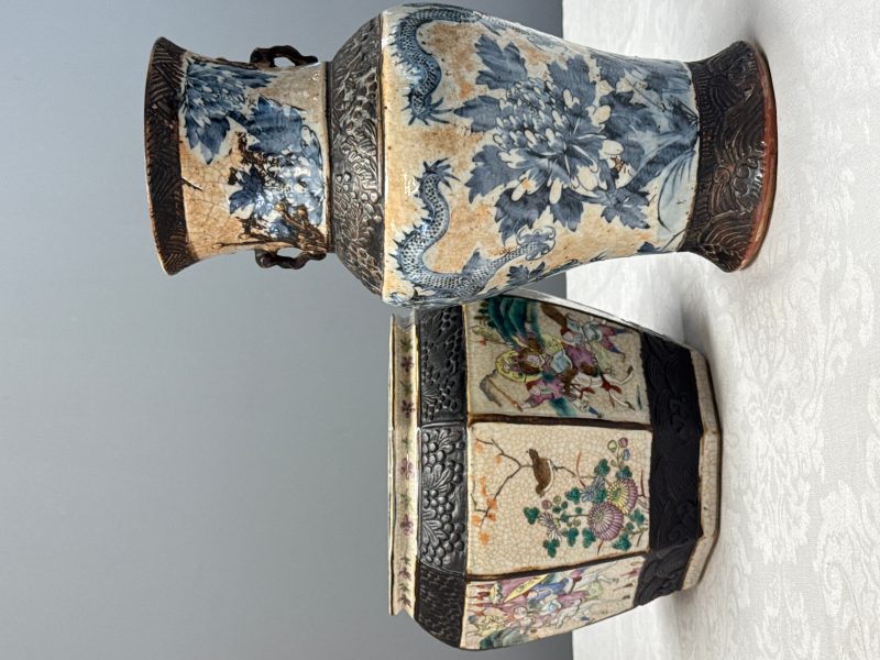 A Chinese Nanking blue and white vase and a famille rose jardinière - 图14