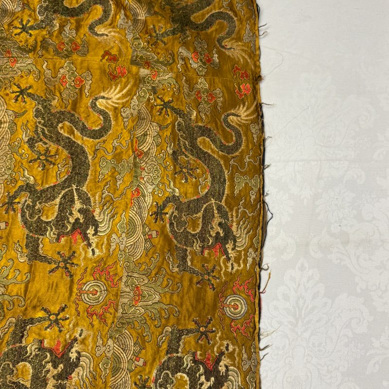A rare Chinese peacock-feather brocade 'Dragons amid Clouds and Waves' panel - 图12