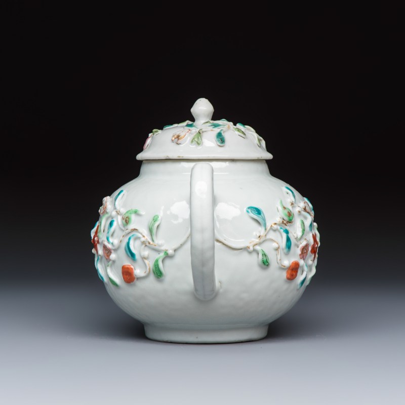 A Chinese famille rose relief-decorated teapot with floral design - 图3