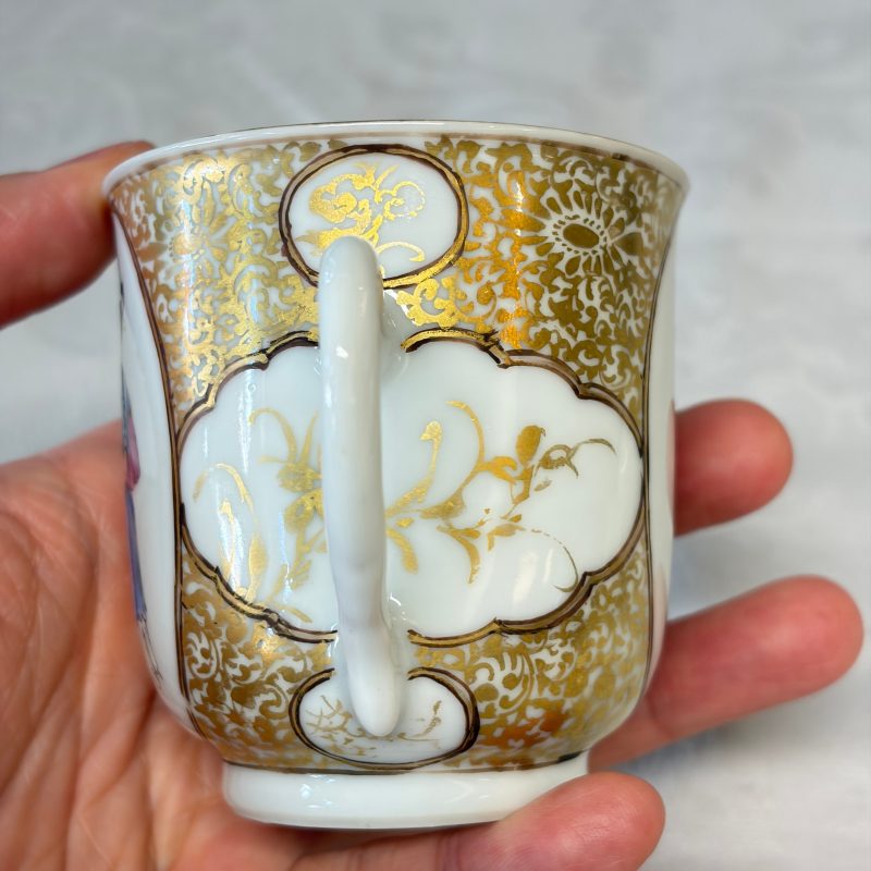 A Chinese famille rose gilt-decorated cup and saucer with figural design - 图23
