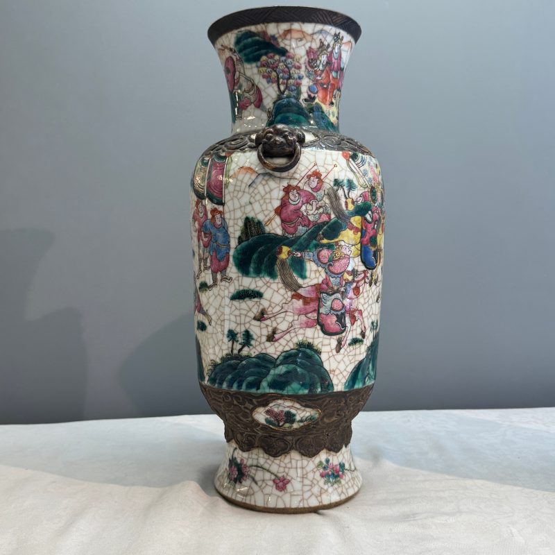 A pair of Chinese Nanking famille rose 'Warriors' vases - 图11