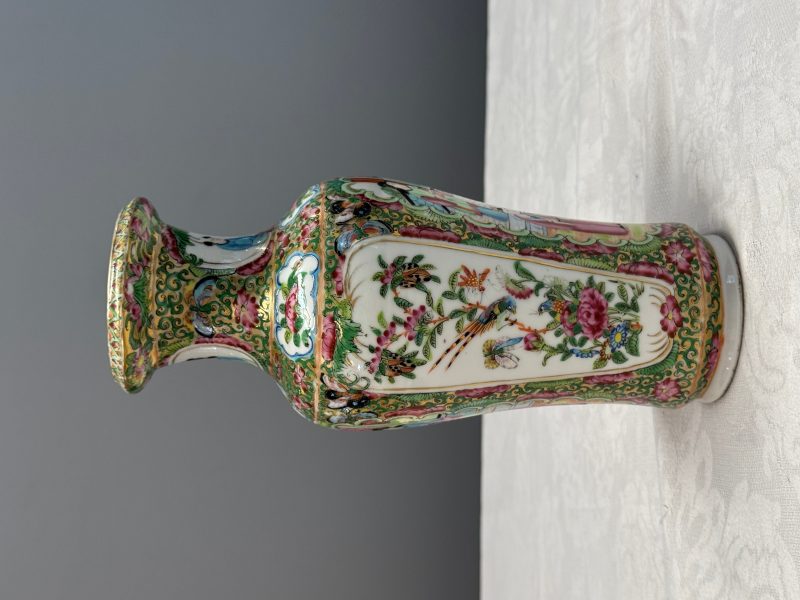 Four Chinese Canton famille rose vases and a covered bowl with figural design - 图42