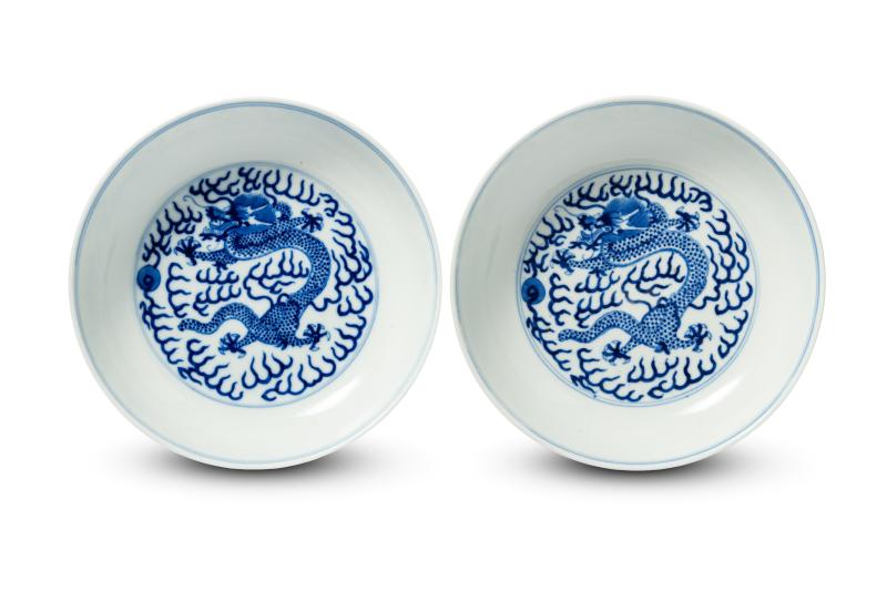 A pair of blue and white 'dragon' dishes, Guangxu mark and of the period (1875-1908) - 图1