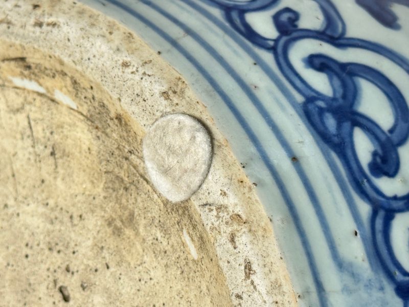 A large Chinese blue and white jar with Buddhist symbols, shells and insects - 图29
