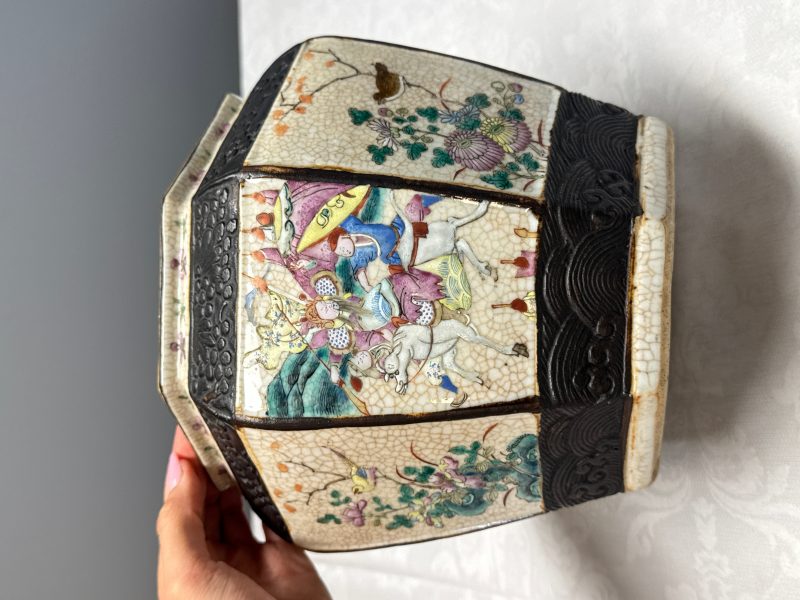 A Chinese Nanking blue and white vase and a famille rose jardinière - 图16