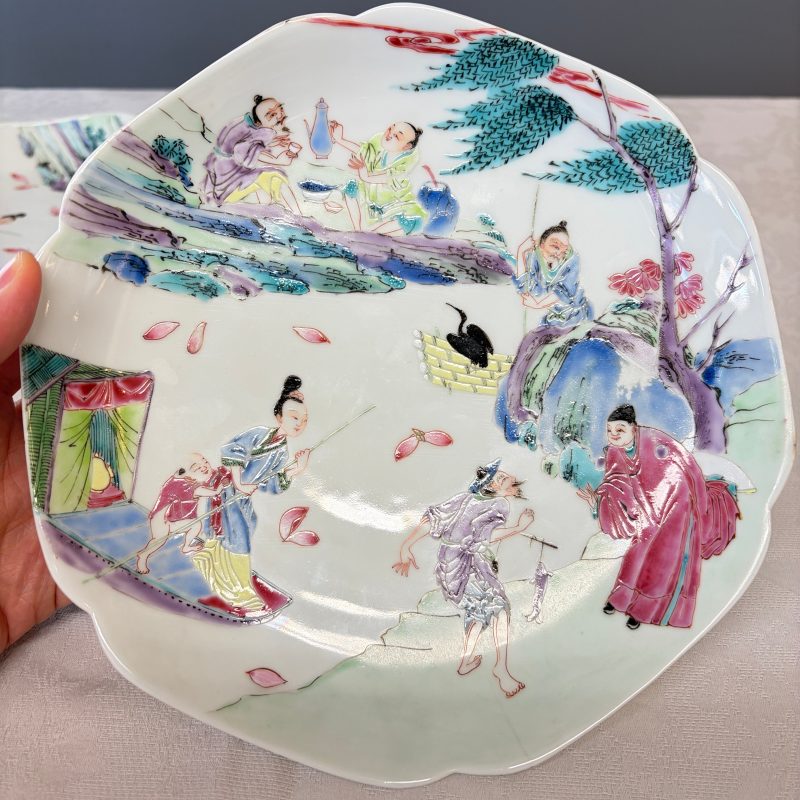 A pair of fine Chinese famille rose plates with figural design - 图12
