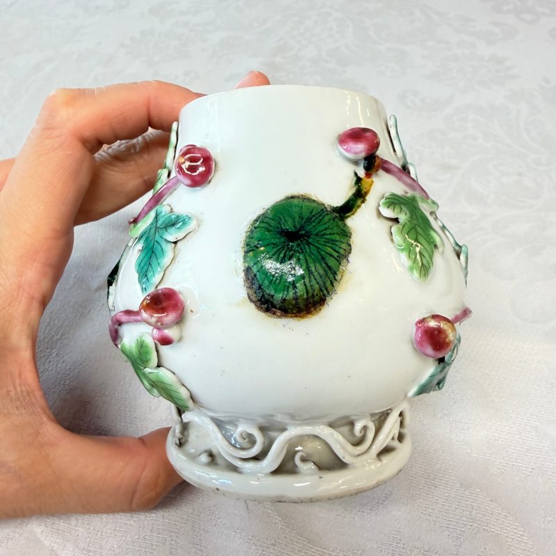 11 Chinese famille rose wares, one with gilt-bronze mounts - 图43