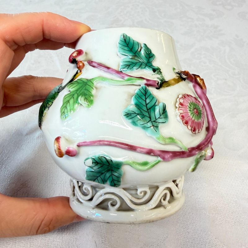 11 Chinese famille rose wares, one with gilt-bronze mounts - 图44