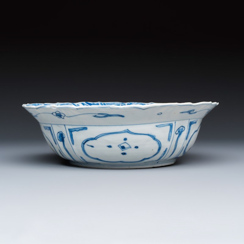 A Chinese blue and white 'Klapmuts' bowl - 图5