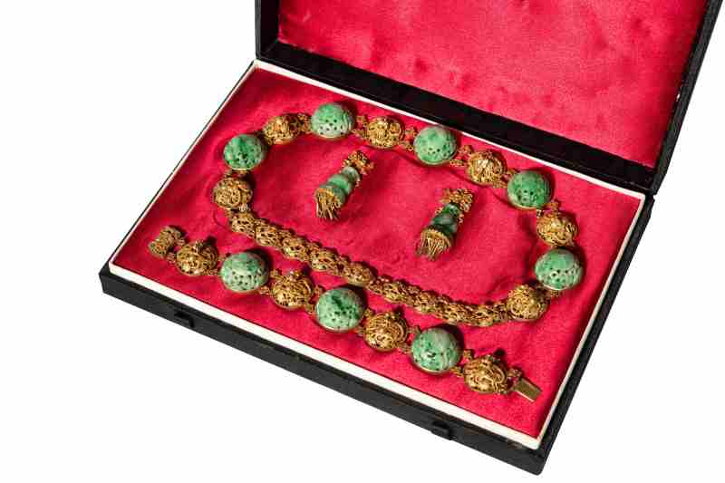 A jadeite and gilded-copper parure consisting of a necklace, bracelet and pair of earrings - 图3