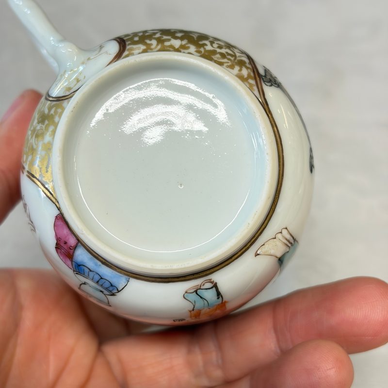 A Chinese famille rose gilt-decorated cup and saucer with figural design - 图27