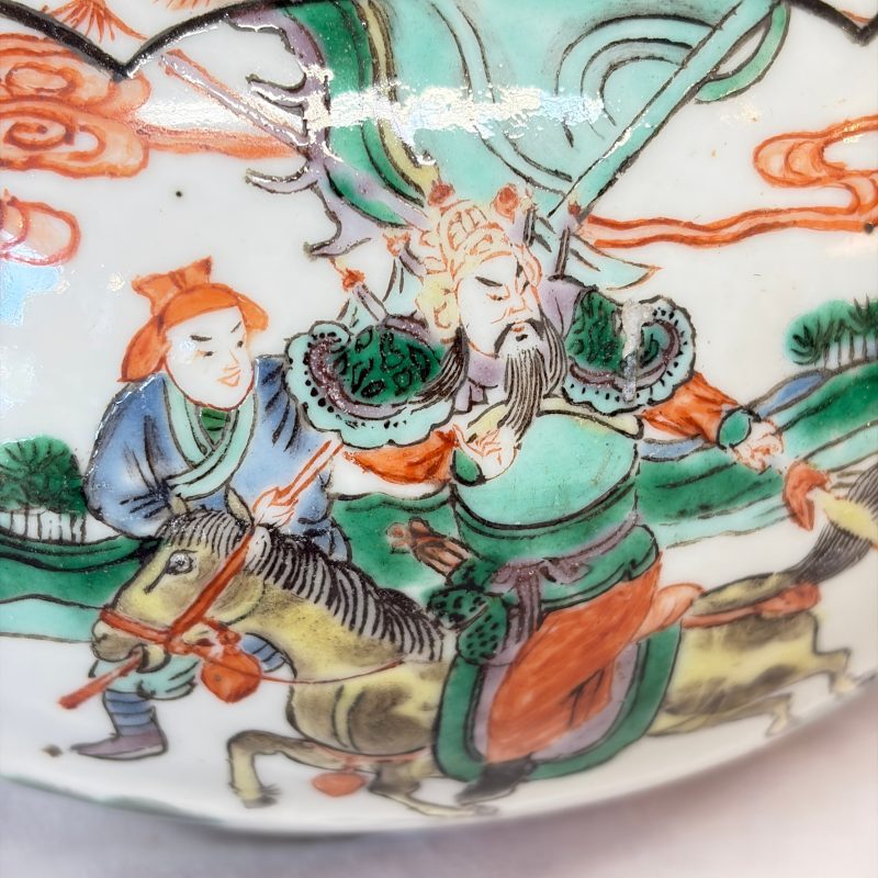 A pair of Chinese famille verte bottle vases with narrative design - 图17